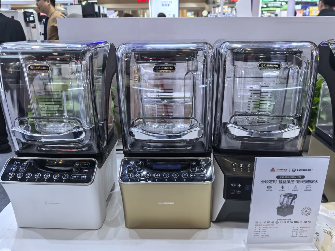 Máy xay X8 bên cạnh các máy tại quầy
